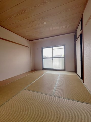 【和室】 | エレガンス湘南 | 和室）扉から撮影　和室にもバルコニーを備えています。