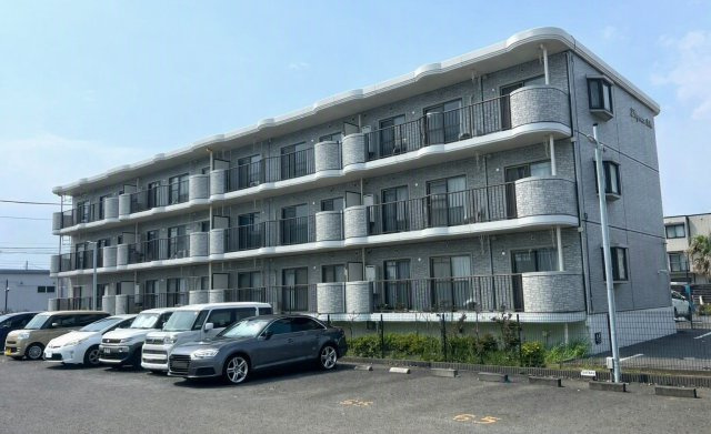 【外観】 | エレガンス湘南 | プライバシー保護のため、AI技術により洗濯物や車のナンバーを一部補正しています。