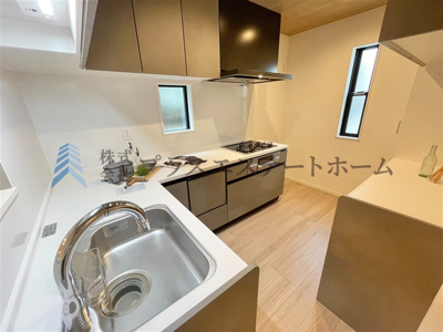 【キッチン】 | 須磨区大池町2丁目新築戸建 | L字キッチンは効率的な調理が可能♪後ろにキッチンボードも設置済で使い勝手の良いキッチンです♪