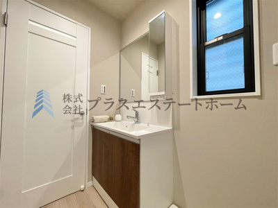 【独立洗面台】 | 須磨区大池町2丁目新築戸建 | 身支度やお風呂上がり、寝る前の準備などの際に嬉しい大きな鏡付きです♪
