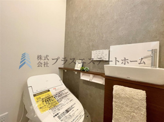 【トイレ】 | 須磨区大池町2丁目新築戸建 | きれいをまもるせいけつトイレ♪お掃除はサッとひとふきで完了！ 少ない水で、汚れをしっかり洗い流します