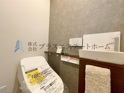 【トイレ】 | 須磨区大池町2丁目新築戸建 | きれいをまもるせいけつトイレ♪お掃除はサッとひとふきで完了！ 少ない水で、汚れをしっかり洗い流します
