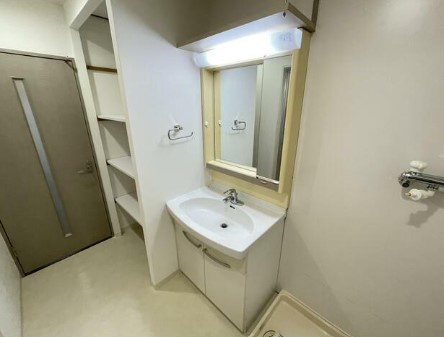 ゴコウエテルナーレ Bの洗面所|※別号室参考写真です