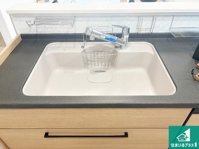 ●奈良市法蓮町　第1期　新築一戸建ての設備|浄水器を内蔵！炊飯時、お茶を作る時に安心してお水を使えます！お湯と冷水、浄水と原水、シャワーの切替えもワンタッチです！