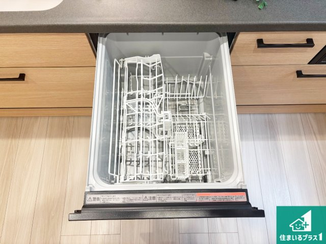●奈良市法蓮町　第1期　新築一戸建ての設備|食事後の一仕事、食器洗いをボタン一つでお任せできちゃいます！場所を取らないビルトイン式なので、お料理スペースもしっかり確保！