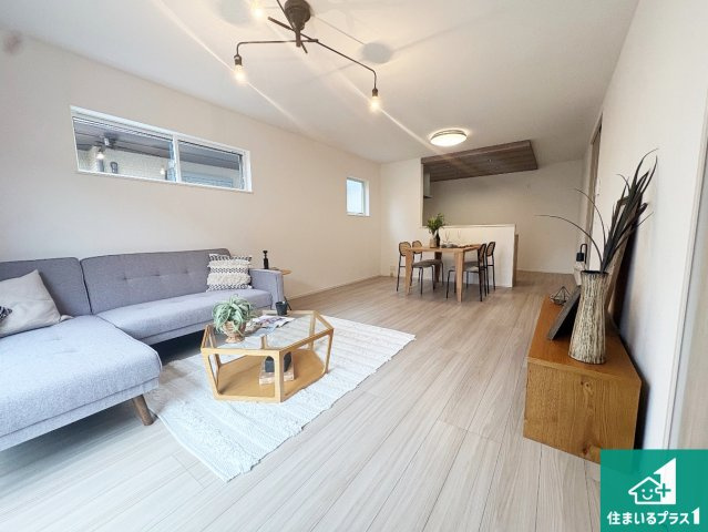 ●奈良市法蓮町　第1期　新築一戸建ての居間・リビング|シンプルなリビングは、観葉植物等のインテリアを楽しめますね！パパ好みにも、ママ好みにも家具次第で雰囲気を変えることができます！