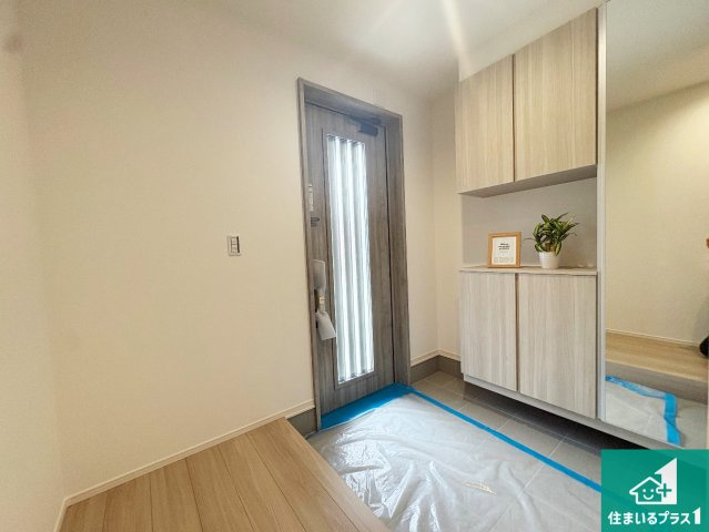 ●奈良市法蓮町　第1期　新築一戸建ての玄関|シューズボックスにはたくさんの靴が収納できるので玄関周りはいつもスッキリ！ご家族が増えても安心！