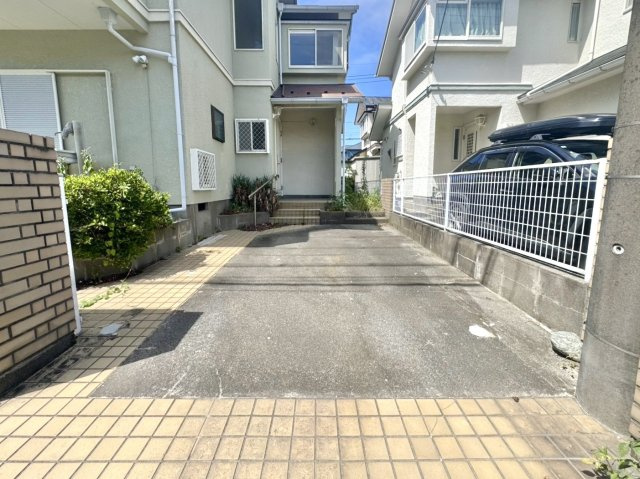 【中古戸建】熊谷市万吉の駐車場|■外観｜お買い物後もスムーズにお荷物を運べます♪