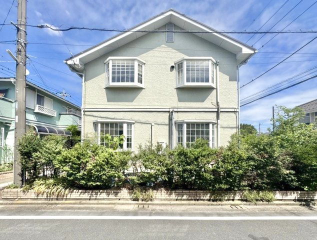 【中古戸建】熊谷市万吉の外観|■外観｜光をやさしく反射する外壁により、日中はより開放的で爽やかな印象となり、住まい全体を明るく見せてくれます♪