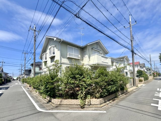 【中古戸建】熊谷市万吉の外観|■外観｜角地のため風通しが良く開放感があり、隣接する建物が少なくプライバシーを確保しやすいのがメリットです♪