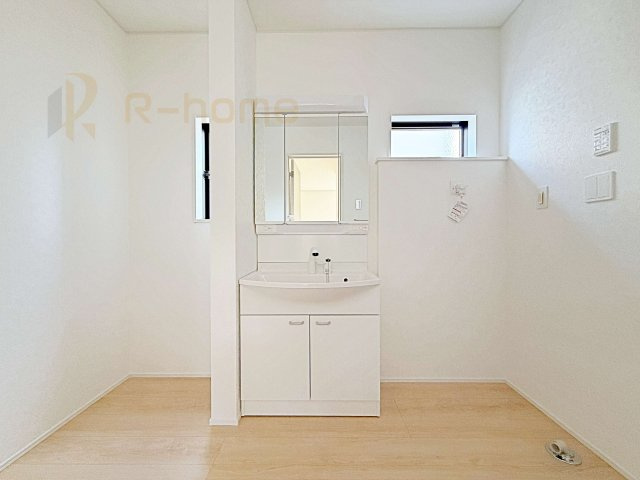 つくば市谷田部第24　新築戸建て　1号棟の洗面所|清潔感溢れる洗面台は嬉しい三面鏡付き。洗剤や歯ブラシなどもすっきり収納できます♪