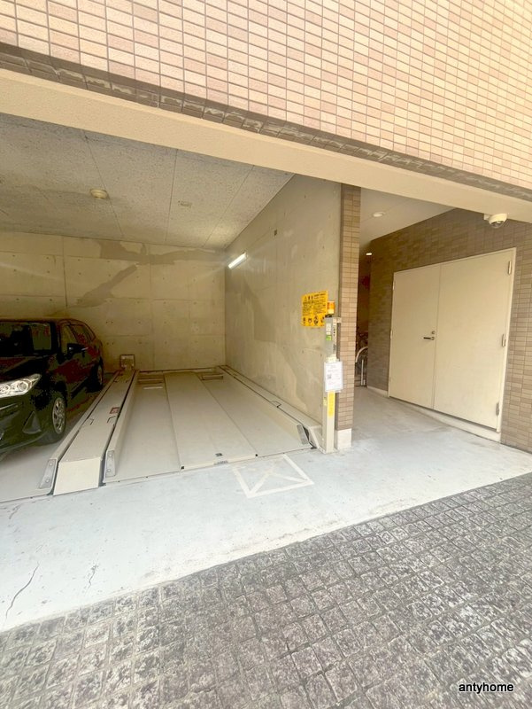 KAISEI本町　仲介手数料無料の駐車場