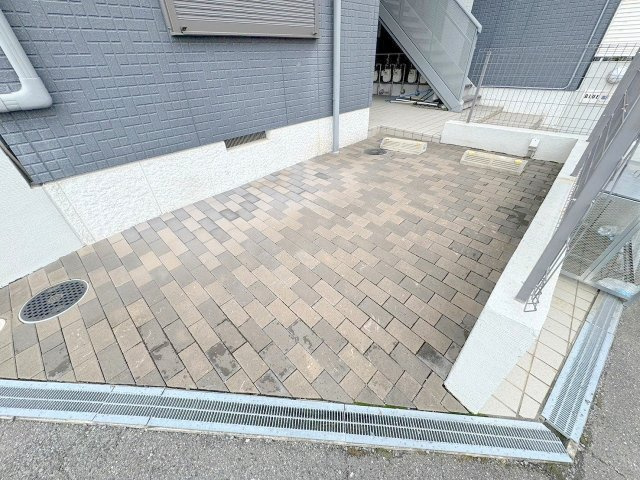 ブルーキューブの駐車場