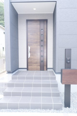 郡山市安積町笹川字西長久保　　　１号棟　　　安積第１小学校、安積中学区　の玄関