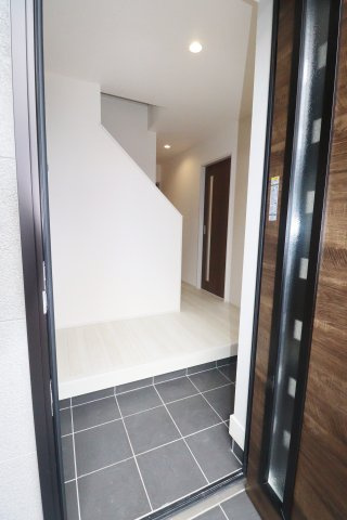 郡山市安積町笹川字西長久保　　　１号棟　　　安積第１小学校、安積中学区　の玄関
