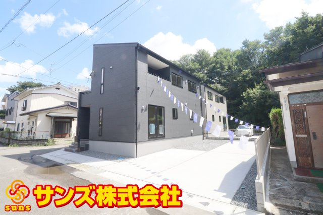 郡山市安積町笹川字西長久保　　　１号棟　　　安積第１小学校、安積中学区　の外観|西側から見た駐車場を含む外観♪