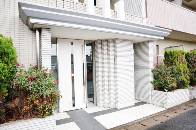 千葉市若葉区殿台町の賃貸マンションのエントランス