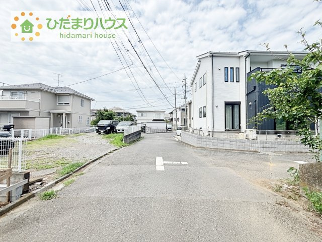 【前面道路含む現地写真】 | 守谷市松ケ丘6期　新築戸建　1号棟 | 前面道路幅約6.0ｍにつき、駐車が苦手な方でも余裕を持って駐車可能です！