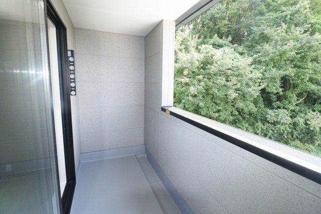 郡山市安積町笹川字西長久保　　　２号棟　　　安積第１小学校、安積中学区　のバルコニー