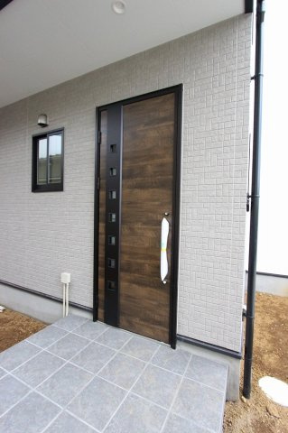 三郷市　鷹野3丁目　新築戸建の玄関|同形状・同仕様