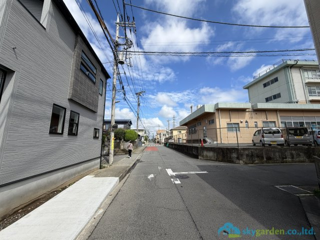 平塚市河内2丁目　新築戸建　全1棟1号棟の前面道路含む現地写真