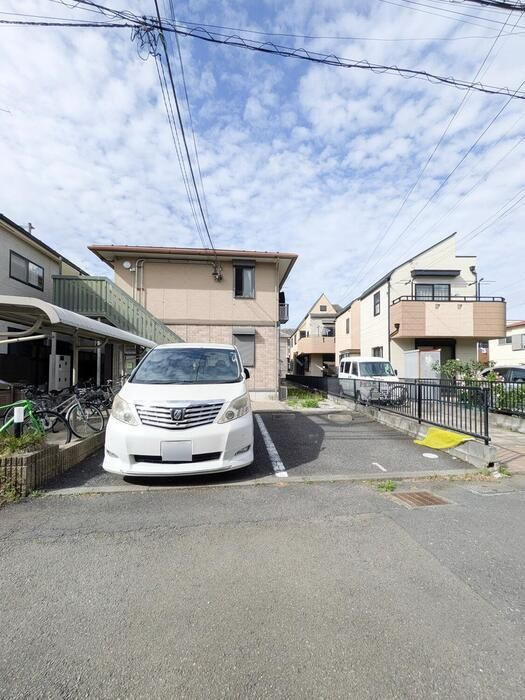 メゾンエトワールの駐車場