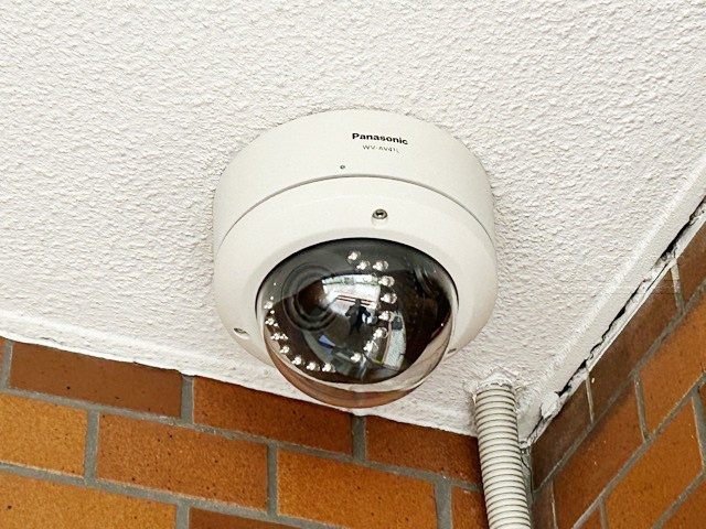 【防犯設備】 | トーア滝野川 | 建物や敷地の隅々に目を光らせる防犯カメラが設置されています。現地を見学される際には、カメラの存在やその台数にも意識を払ってみてください。～即日のご見学可能～　お問合せはお気軽にどうぞ。