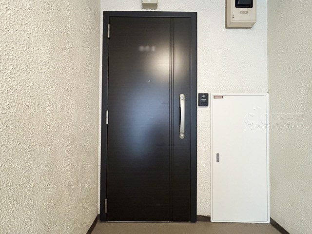 【その他共用部分】 | トーア滝野川 | ダブルロック式の玄関ドアが皆様をお出迎え。お部屋のセキュリティの観点からも、うれしい設備ですね。玄関の色もシックで良い感じです。～即日のご見学可能～　お問合せはお気軽にどうぞ。