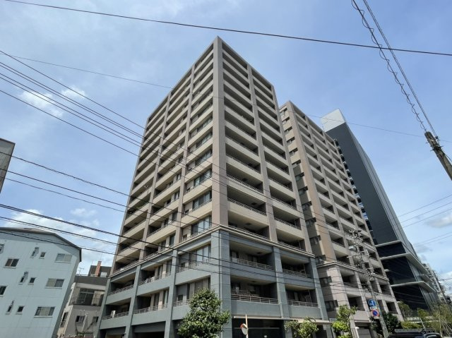 フォレストビュータワー鹿田町壱番館の外観|青空に映える、存在感のある高層マンションです。ベージュとグレーを基調とした落ち着いた外観が、上品で都会的な印象を与えます。