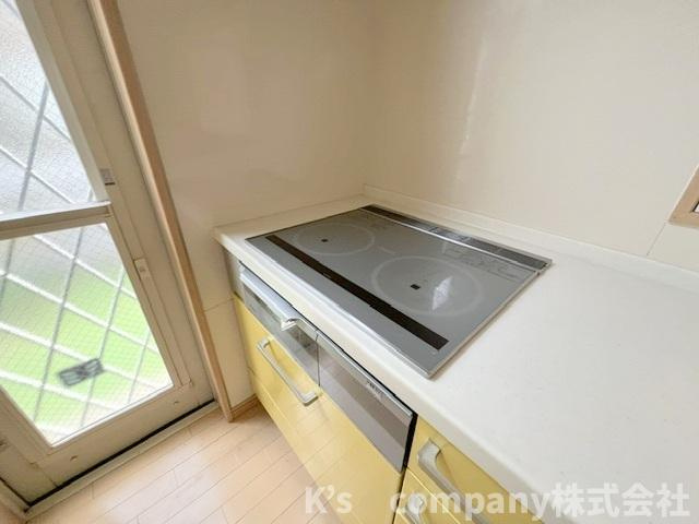 高座郡寒川町大曲1丁目　中古戸建のキッチン|小さなお子様のいるご家庭は安心仕様のIHクッキングヒーター☆