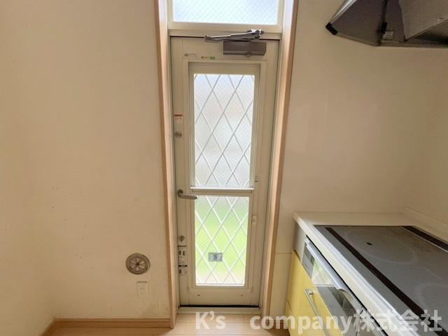 高座郡寒川町大曲1丁目　中古戸建のキッチン|キッチンから直接外に出られる勝手口があります◇