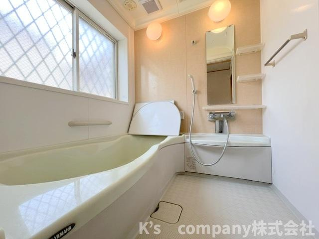 高座郡寒川町大曲1丁目　中古戸建の浴室|やさしい色合いのアクセントパネルとライトグリーンの浴槽が心地良い雰囲気になっています◇