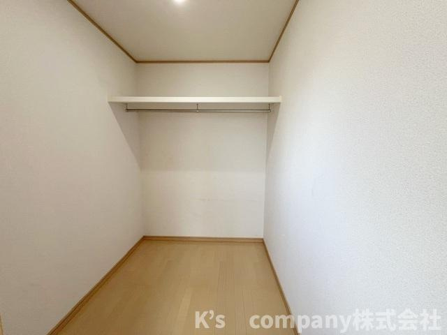 高座郡寒川町大曲1丁目　中古戸建の収納|洋室5.2帖の奥行きの深いウォークインクローゼット☆ご家族の季節物のお洋服や家電製品などの保管にも役立ちます◇