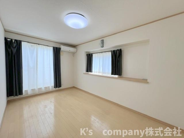 高座郡寒川町大曲1丁目　中古戸建の寝室|洋室8.2帖◇バルコニーに面していて主寝室におすすめです◇