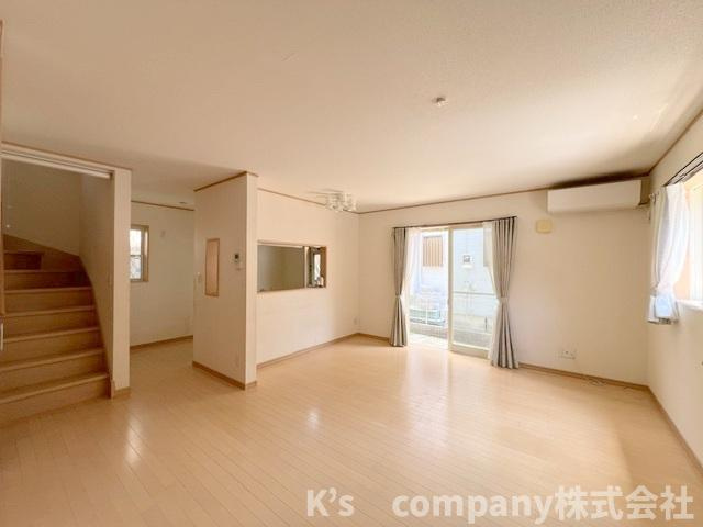 高座郡寒川町大曲1丁目　中古戸建の居間・リビング|広い窓から明るい日差しが差し込むご家族の憩いの空間☆