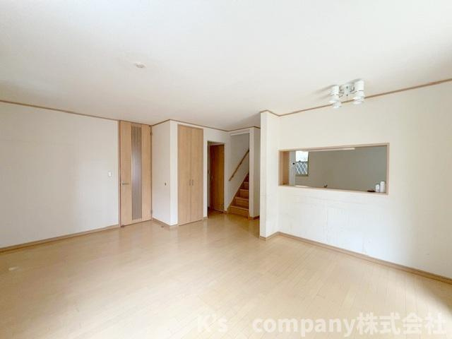 高座郡寒川町大曲1丁目　中古戸建の居間・リビング|リビングイン階段でご家族とのコミュニケーションが取りやすい間取り☆