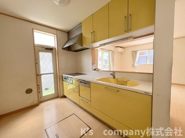 高座郡寒川町大曲1丁目　中古戸建のキッチン|キッチン後方には食器棚や冷蔵庫スペースがあります◇
