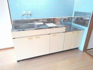 パークサイドマンション吉田のキッチン|コンパクトなキッチンで掃除もラクラク