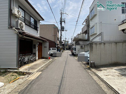 上・新美濃部町 建築条件無し 土地の前面道路含む現地写真