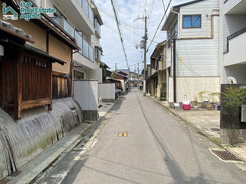 上・新美濃部町 建築条件無し 土地の前面道路含む現地写真