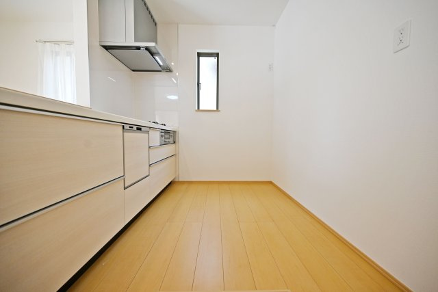 ハートフルタウン西昆陽2丁目新築戸建て全4区画│4LDK+駐車2台可のキッチン|キッチンスペースはカップボードを置いてユニットの収納庫を開いても十分作業できる幅を設けました。コンロ前袖壁のお陰で煙や油も広がりにくい設計です。
