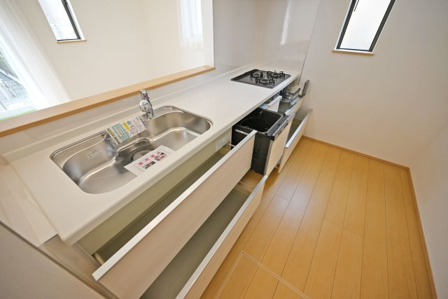 ハートフルタウン西昆陽2丁目新築戸建て全4区画│4LDK+駐車2台可のキッチン|天板とワークトップ下の収納は満足のいくスペースが備わっています。
大きな鍋などもゆったりと収納いただけます。