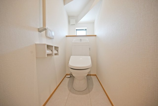 ハートフルタウン西昆陽2丁目新築戸建て全4区画│4LDK+駐車2台可のトイレ|トイレには換気扇と小窓が配置されています。温感便座や温水洗浄、水栓一体などの機能が装備されたウォッシュレットトイレを1階と2階に1か所ずつ配置しています。
