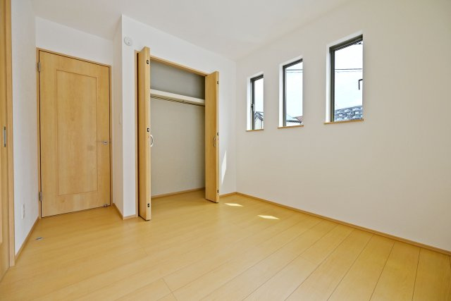 ハートフルタウン西昆陽2丁目新築戸建て全4区画│4LDK+駐車2台可の収納|-1階洋室5.0帖-
収納スペースは枕棚とハンガーレールを導入