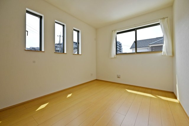 ハートフルタウン西昆陽2丁目新築戸建て全4区画│4LDK+駐車2台可の子供部屋|-2階洋室6.0帖-
お子様のお部屋にもぴったりな洋室。明るく心地よい空間で、成長に合わせた使い方ができます。