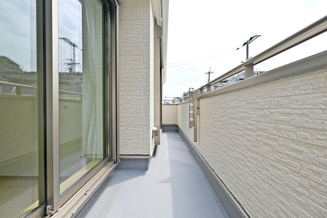 ハートフルタウン西昆陽2丁目新築戸建て全4区画│4LDK+駐車2台可|2階南面バルコニー
洗濯物干しにも便利なゆとりある空間。毎日の家事を快適にサポートします。