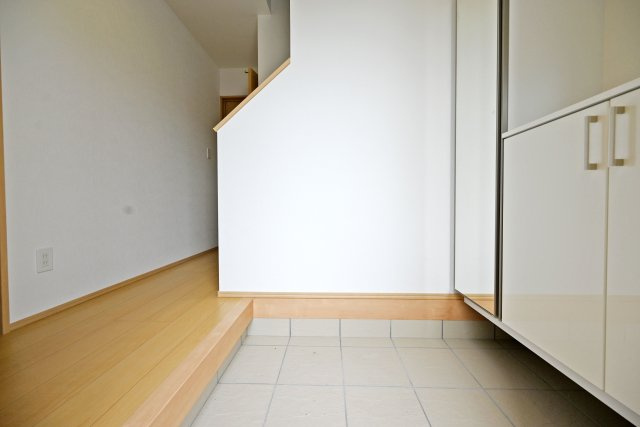 ハートフルタウン西昆陽2丁目新築戸建て全4区画│4LDK+駐車2台可|明るく迎えてくれる玄関スペース。毎日の出入りを心地よく演出し、家族やゲストを気持ちよく迎え入れます。