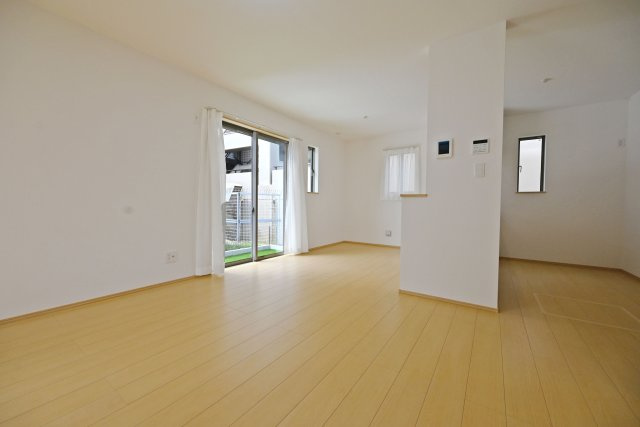 ハートフルタウン西昆陽2丁目新築戸建て全4区画│4LDK+駐車2台可の居間・リビング|リビングでくつろぎ、ダイニングで食事を楽しめる、使い勝手の良い空間です。ご家族が自然と集まり、それぞれの時間を心地よく過ごせます。