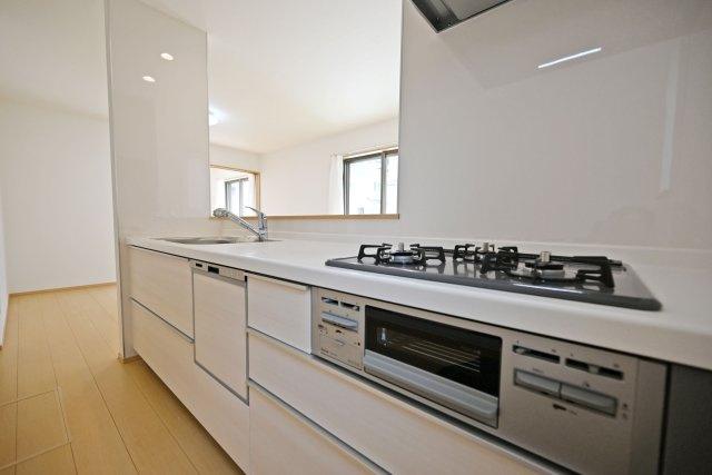 ハートフルタウン西昆陽2丁目新築戸建て全4区画│4LDK+駐車2台可のキッチン|収納豊富×機能性充実のシステムキッチン。
３口コンロとグリル付きで、お料理の幅が広がる嬉しいキッチンです。