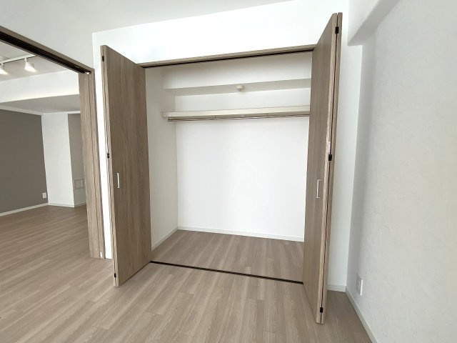 エステ・スクエア船橋の収納|収納　（間取り右下）
約6.0帖洋室の収納スペースです。衣類や日常の小物を整理できるため、お部屋をすっきりと広く使うことができます。収納家具を減らしてゆったりと過ごせます。